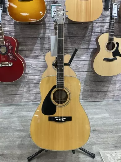 Yamaha - Folk Guitar
